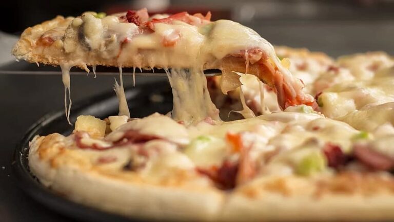 طريقة عمل عجينة البيتزا الايطالية الاصلية  Pizza-food-fast-food-muzarella-italian-food-homemade-food-768x432