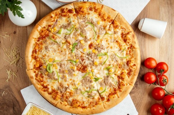 طريقة عمل البيتزا مع عجينة البيتزا الايطالية 