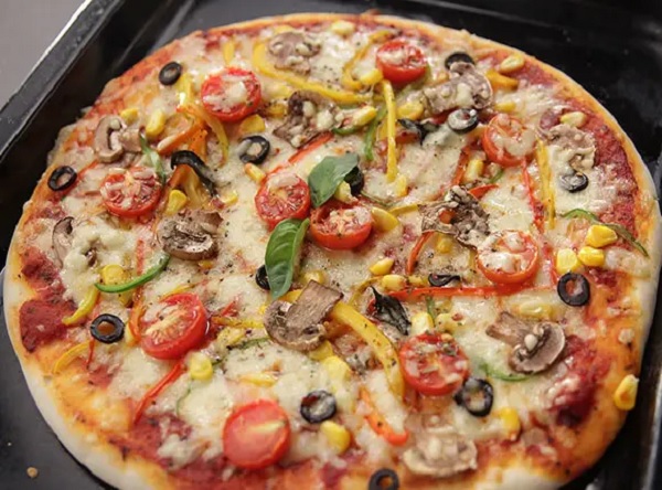 طريقة عمل بيتزا بالخضار والجبنة