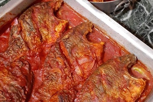 السمك المقلي بصوص الطماطم الحار